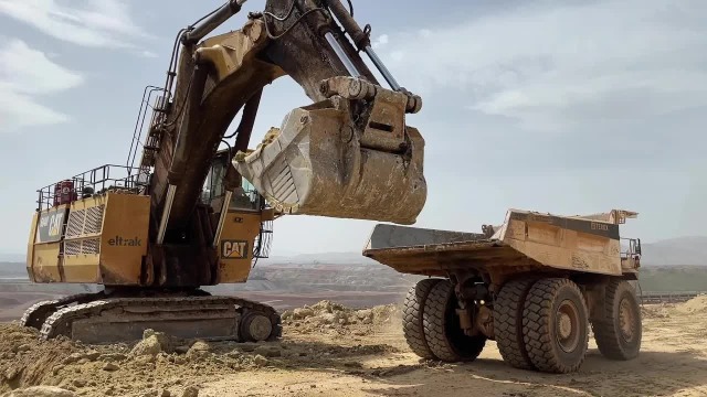 比房子还高的卡特彼勒 6040 挖掘机装载日立 eh3500 和特雷克斯 tr100