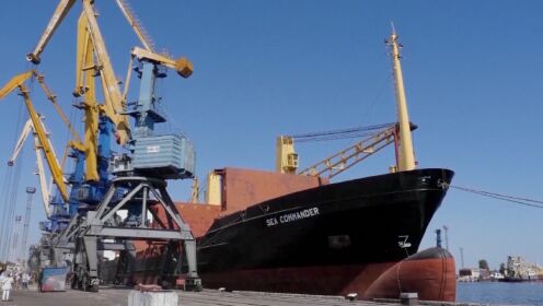俄乌冲突后首艘乌克兰运粮船起锚出海