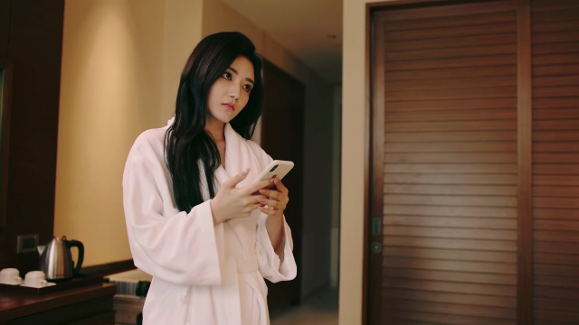 富二代追求美女,接吻时被推下海!