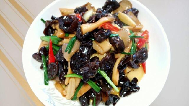 蘑菇炒木耳这样做,不仅营养还非常好吃,做法简单又下饭