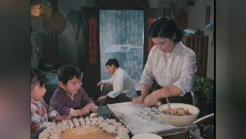 影视：八十年代农村家庭真实写照，全家人吃饺子给爷爷吃窝窝头。