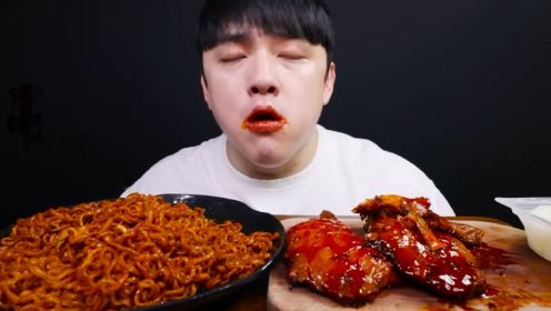 韩国吃播小哥整三块方便面和三个大鸡腿！