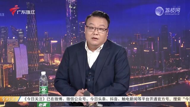 佛山:河涌惊现鳄鱼 众人合力抓捕