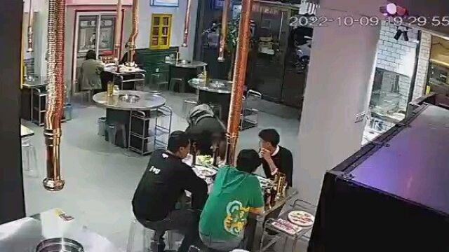 江苏苏州市吴江区(齐齐哈尔烤肉店)老板与乞丐对磕,这就拜上了…