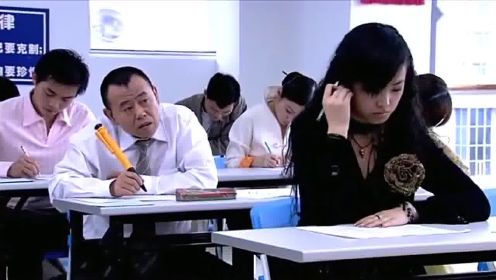 潘长江参加考试，自己作弊不成还使坏捣乱，太逗了！