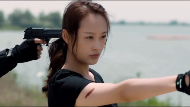 女特工艾米拉独自前往恐怖组织秘密基地,在与恐怖组织较量过程中身负