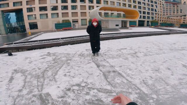 北方打雪仗都是很文明有爱的,大雪球差点安排在自己身上