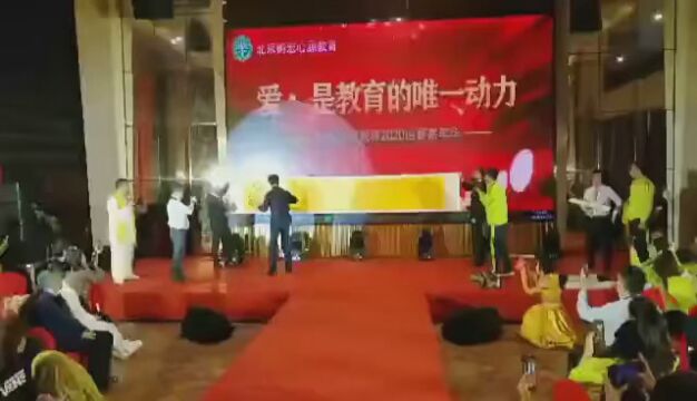 罗老师参加了北京树宏心源迎春嘉年华晚会 一笔双钩书法表演