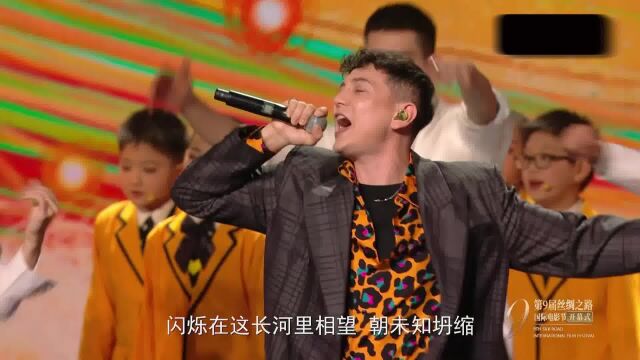 震撼舞台!艾热演唱丝绸之路电影节主题曲《归巢》“人间天堂尽收眼底,跋涉丝路千里万里”