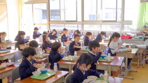 日本小学生的午餐，吃饭不浪费，井然有序，厨房及其干净（上）