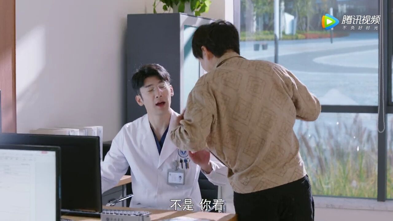 男子看病当男医生面脱衣服，被女医生看到误会大了_腾讯视频