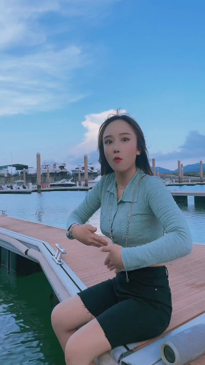 颜久冰 但这碎银几两也断了儿时念想,让少年染上沧桑,压弯了脊梁