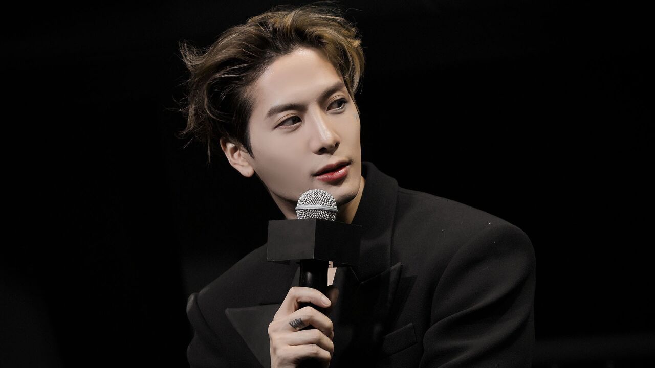 party变巡演?王嘉尔现身酒吧尖叫不断,被男粉团团围住比女粉还疯