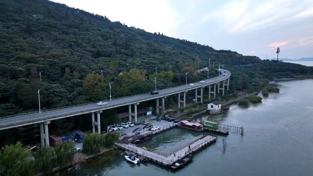 逃离城市计划,余山岛四面环水,与世隔绝,上岛只能靠游艇!余山8号民宿很不错哦~#落日余晖映晚霞一抹夕阳美如画