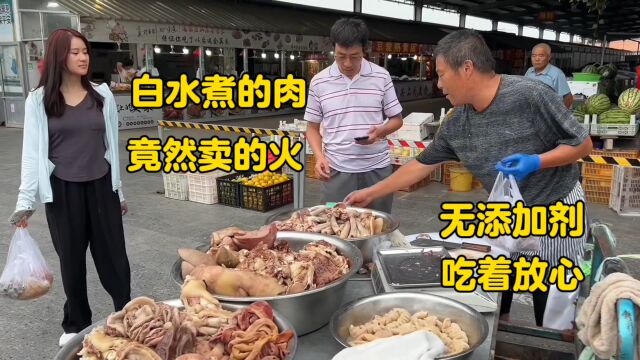 乡村大叔市场卖熟肉,猪肚55每斤,白水煮无添加,顾客吃着放心