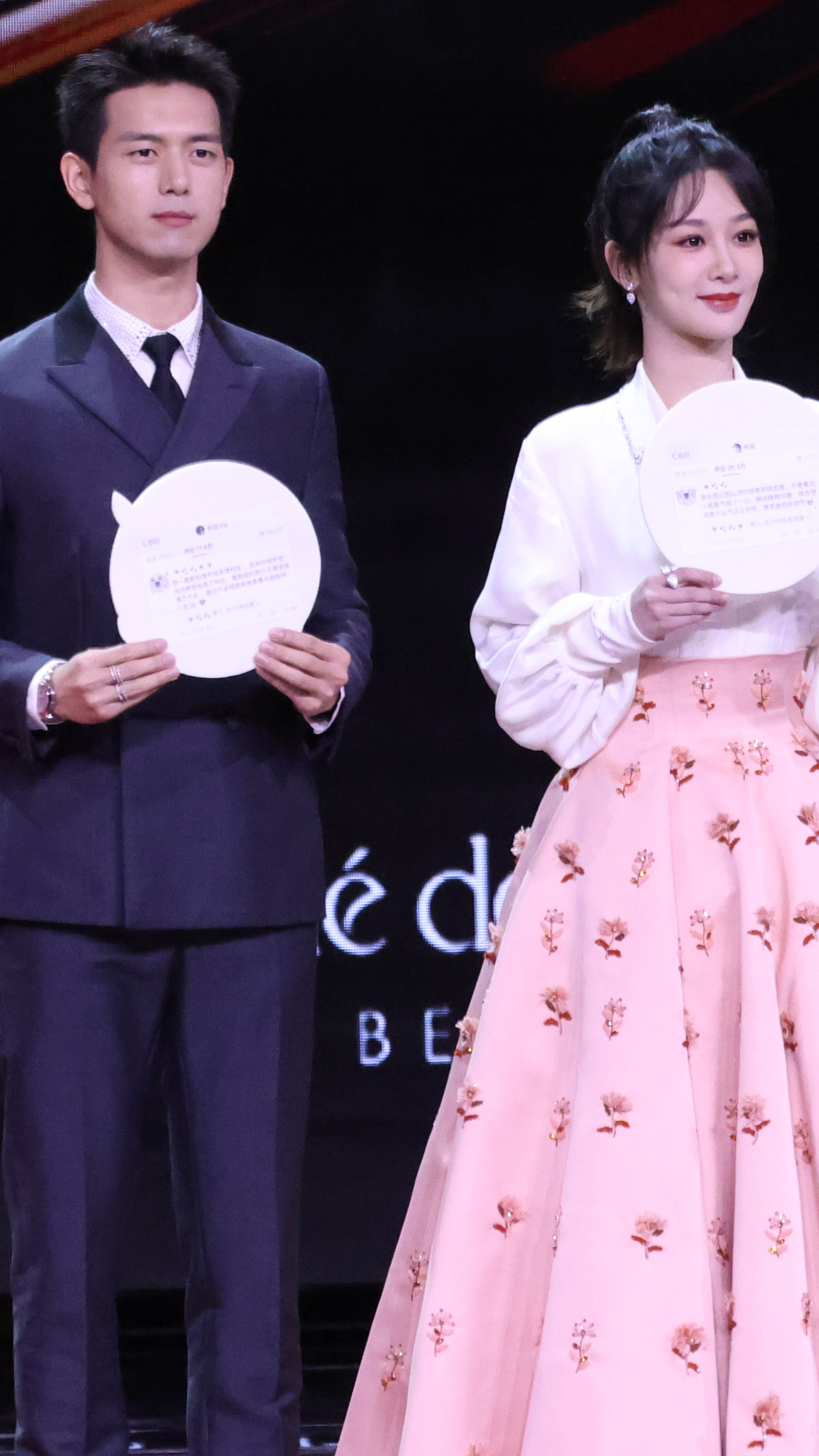 暖心现男友!李现微博之夜展绅士风度 搀扶完热巴再扶杨紫