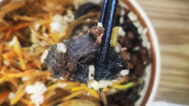 高校食堂吃出鼠头?“店家说是牛肉”,餐饮公司:食材由校方提供