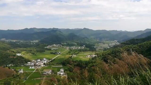 站在半山腰,俯瞰安徽黄山市一个群山环绕着的小山村