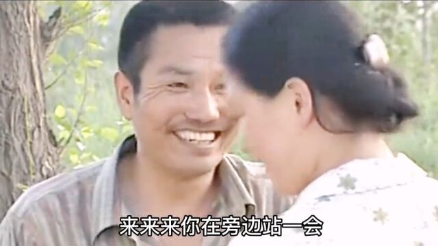 男人看见嫂子一人干活,便想为他帮忙 山野 精彩片段 电影剪辑 好剧推荐 一定要看到最后 #过期罐头