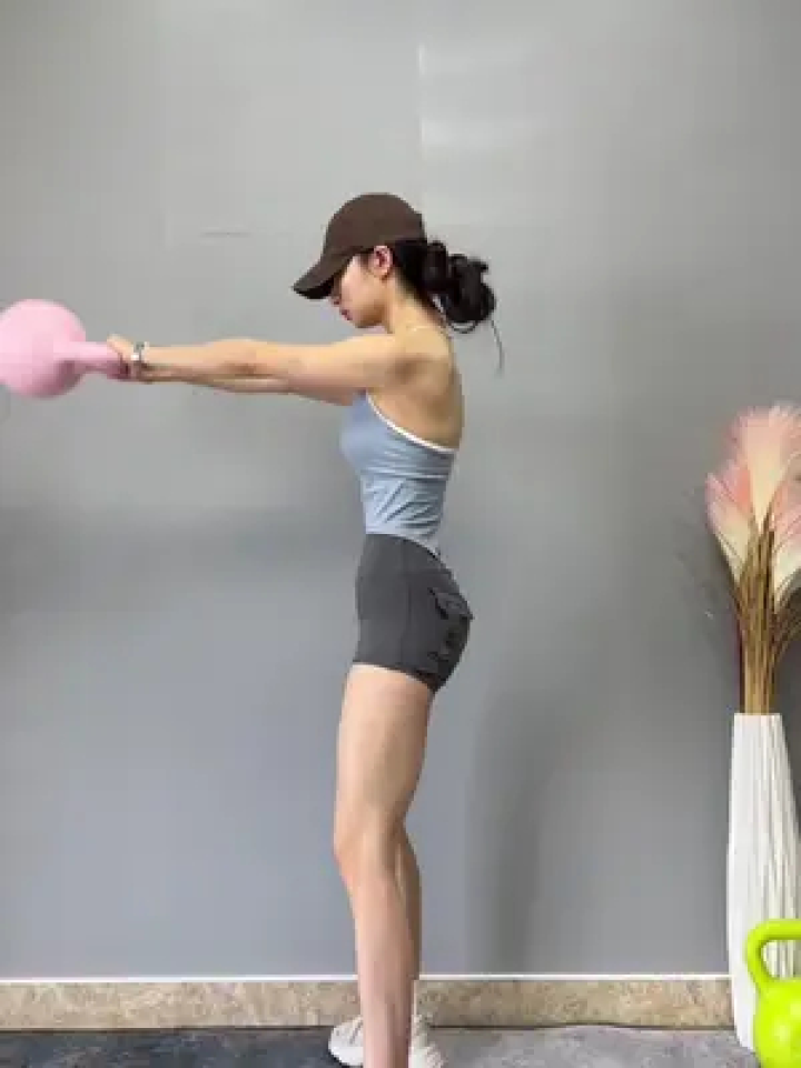 壶铃摇摆这个动作，如果你能每天坚持完成300次，坚持一个月，你会来谢我！#壶铃摇摆#壶铃训练#居家锻炼#健身#自律_高清1080P在线观看平台 ...