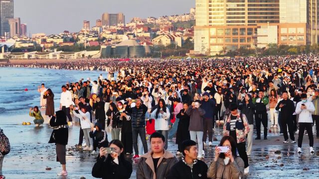 见证历史!清晨500,数万人齐聚石老人海滩观看日出,人山人海也是一道风景