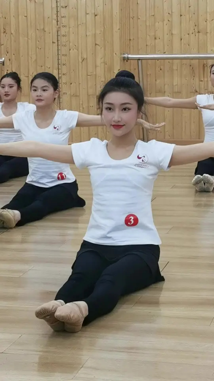 《小飞机》这支舞蹈是非常有意思和充满活力的,光是跟着音乐的节奏一