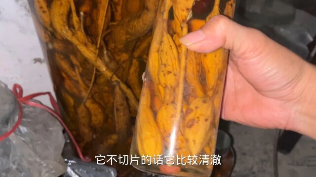 纯野生的牛大力,当然要纯粮食蒸出来的米酒来泡,这样酒色才好看