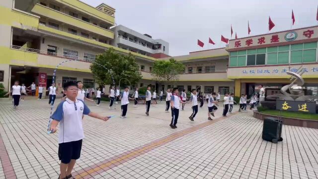 大课间跳绳锻炼