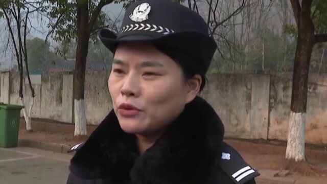 嫌犯暗藏过境客车,民警假扮乘客擒凶,太棒!