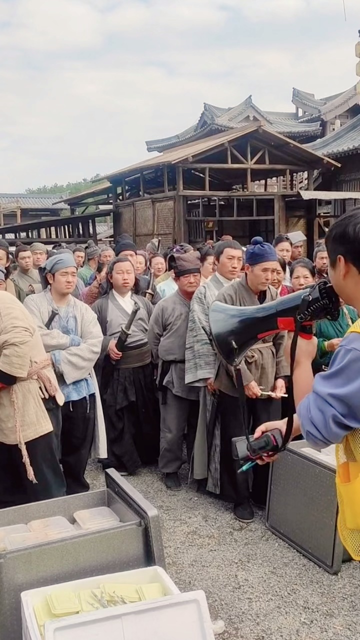 群众演员排队领盒饭