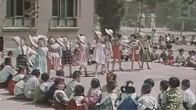 1972年六一儿童节,北京厂办幼儿园歌舞表演,真的太精彩了!