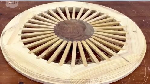 了不起的木工师傅手工打造出了一张创意十足的实木圆桌