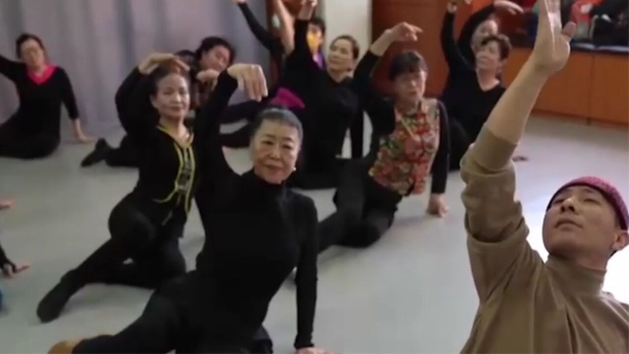 “舞动疗愈”是一种运用舞蹈动作带动身体放松,从而帮助人们释放心中压抑的情绪与周围人建立良好关系的心理疗愈活动_高清1080P在线观看平台_腾讯视频