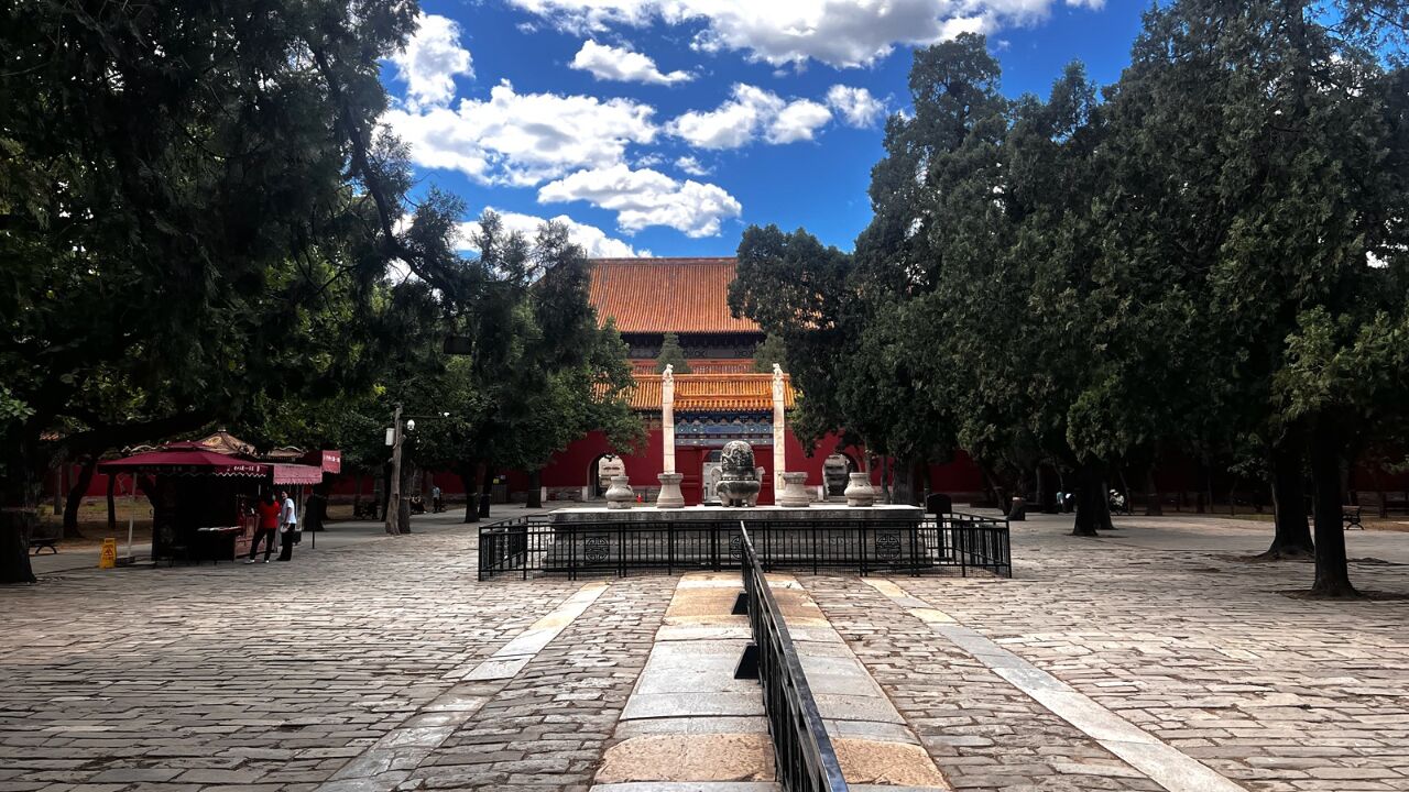 再游明十三陵,参观成祖长陵.