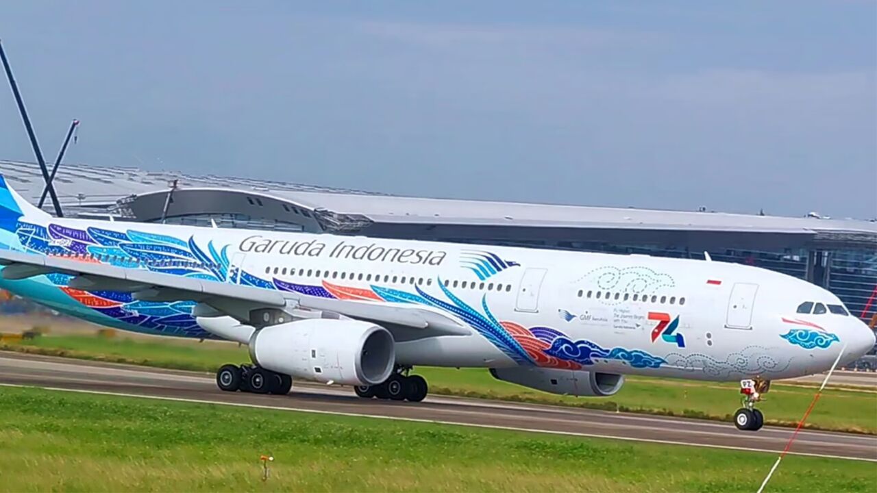 印尼鹰航空客330客机滑行起飞,74周年纪念版涂装看着真漂亮
