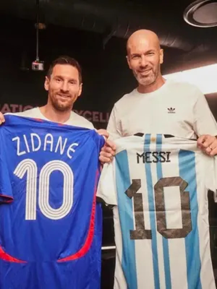 齐达内 遇到#梅西 两位伟大的传奇10号 互换了国家队签名球衣并合影