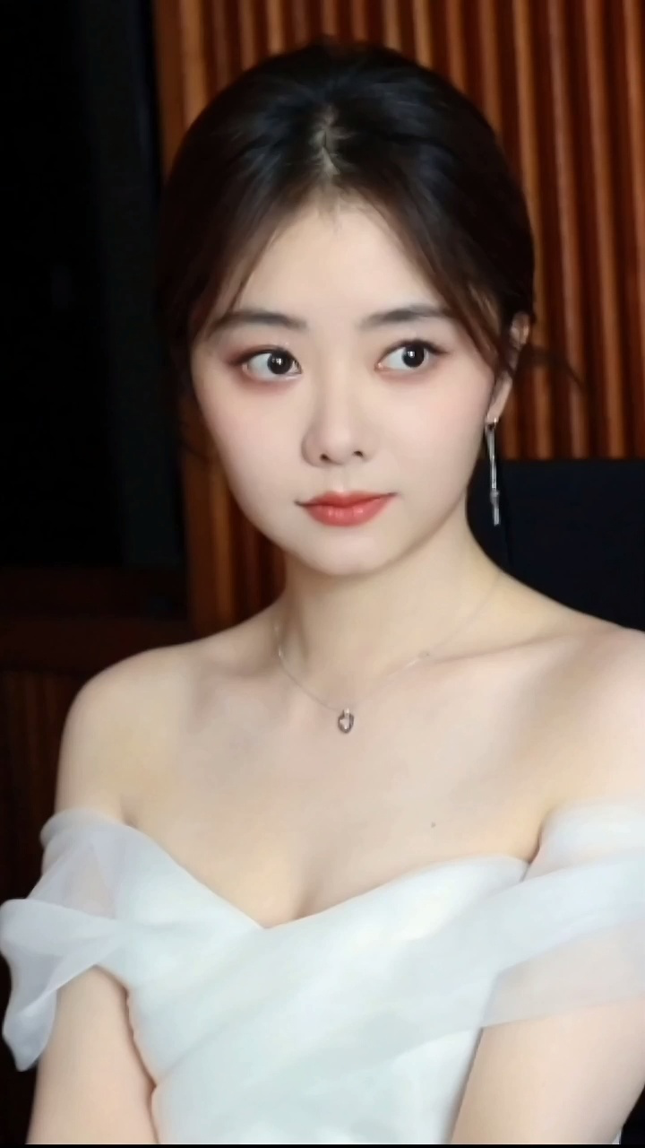 谭松韵一袭白色缎面礼裙,优雅端庄 又纯又欲,清新纯净如茉莉花