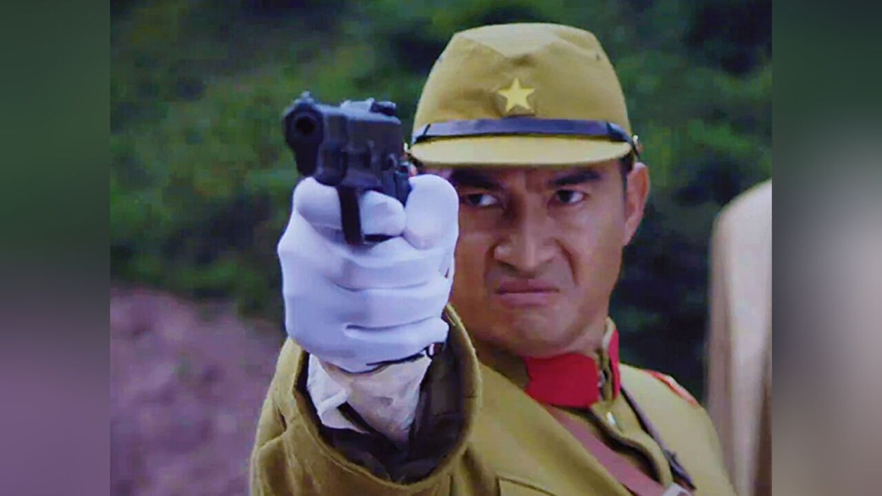 小分队假扮敌人越过敌人哨卡,不料被一个电话暴露身份.