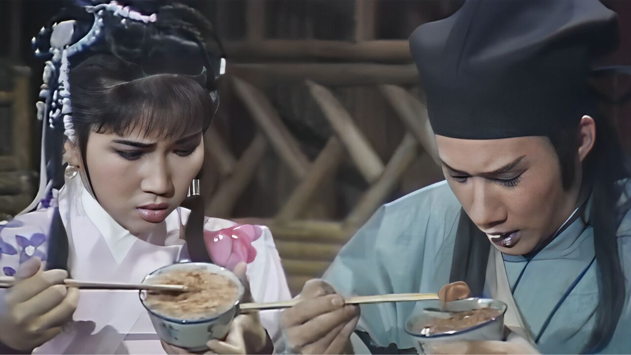 两个年轻人,正大口吃饭,岂料饭菜突然变成了虫子《钟馗捉鬼》
