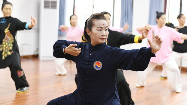 合肥瑶海区老年大学气功班学员训练健身气功八段锦