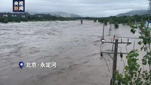 直击北京暴雨:永定河水流湍急 有简易房屋被冲进河流