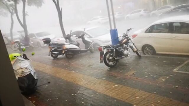 北京遭遇强降雨,多段道路积水严重,相关部门正抢险处置