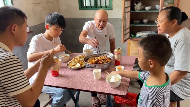 荣荣下厨做午餐,今天做的“小鸡盖被”真不错,满满一盆子太香了