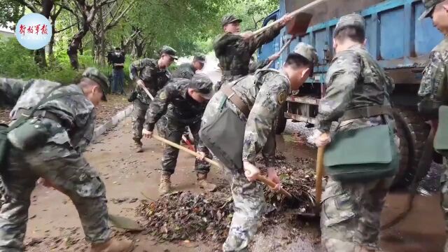 武警官兵全力投入灾后重建工作