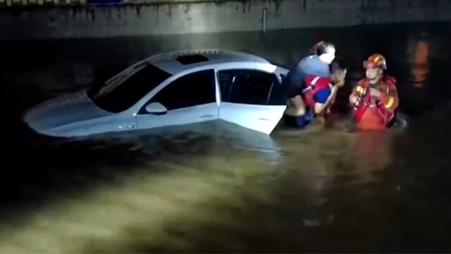 河北定州暴雨致桥洞积水司机被困,消防涉水救出