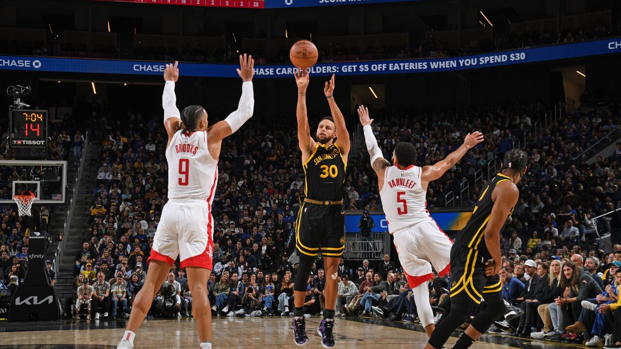 库里vs火箭集锦:32 5 5记三分止6连败 末节16分太无解