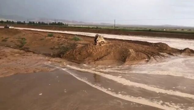 突发丨巴润别立遭短时强降雨侵袭,直击防汛抢修现场!(附临时交通管制信息)