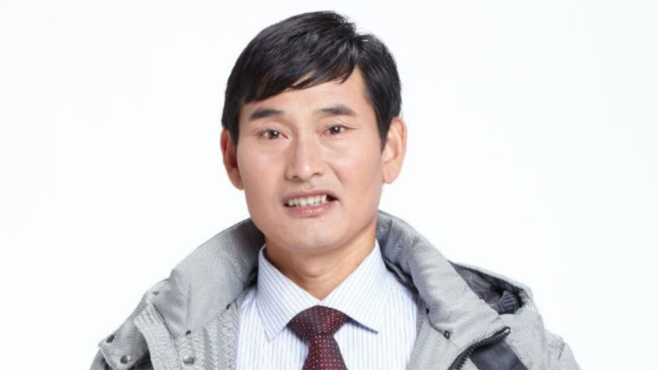 草根歌手大衣哥近况曝光,穿破旧汗衫捡树枝,居住环境脏乱显落魄