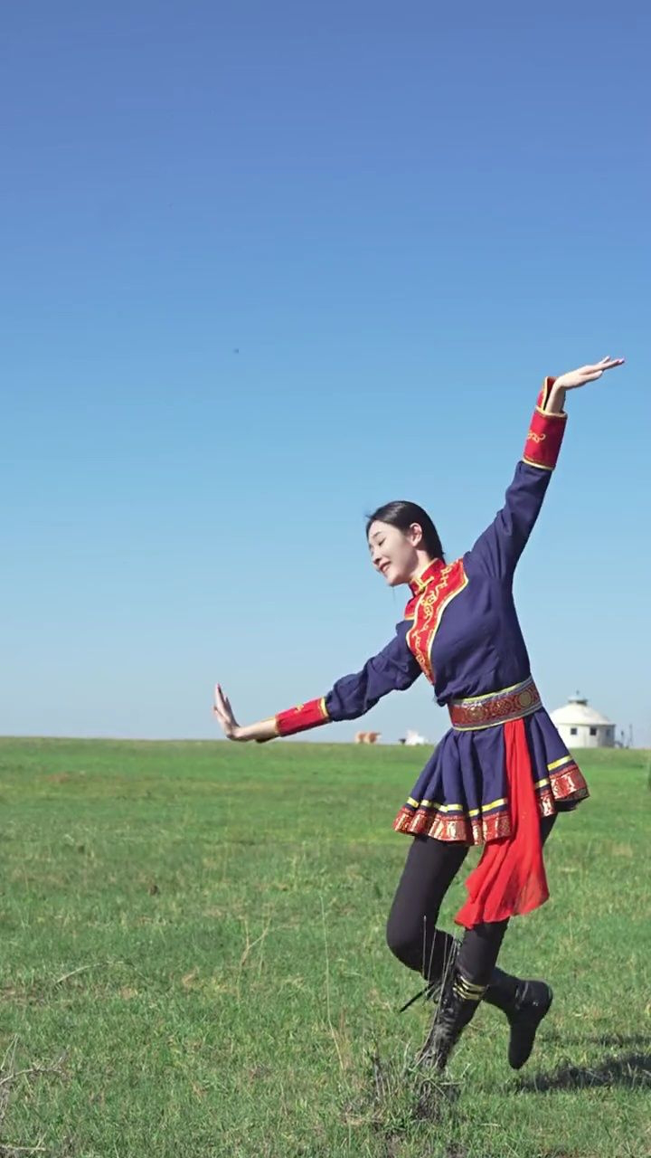 你生来一无所有,又何惧从头再来. #鸿雁 #蒙古舞