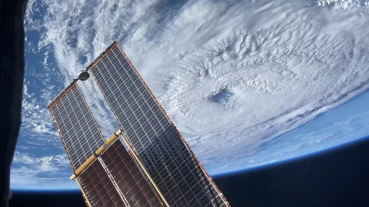 震撼!宇航员太空实拍台风卡努:风眼清晰可见 云层覆盖海面